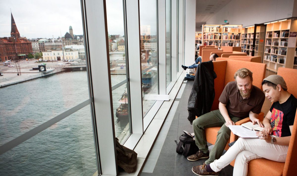 Studenter i biblioteket